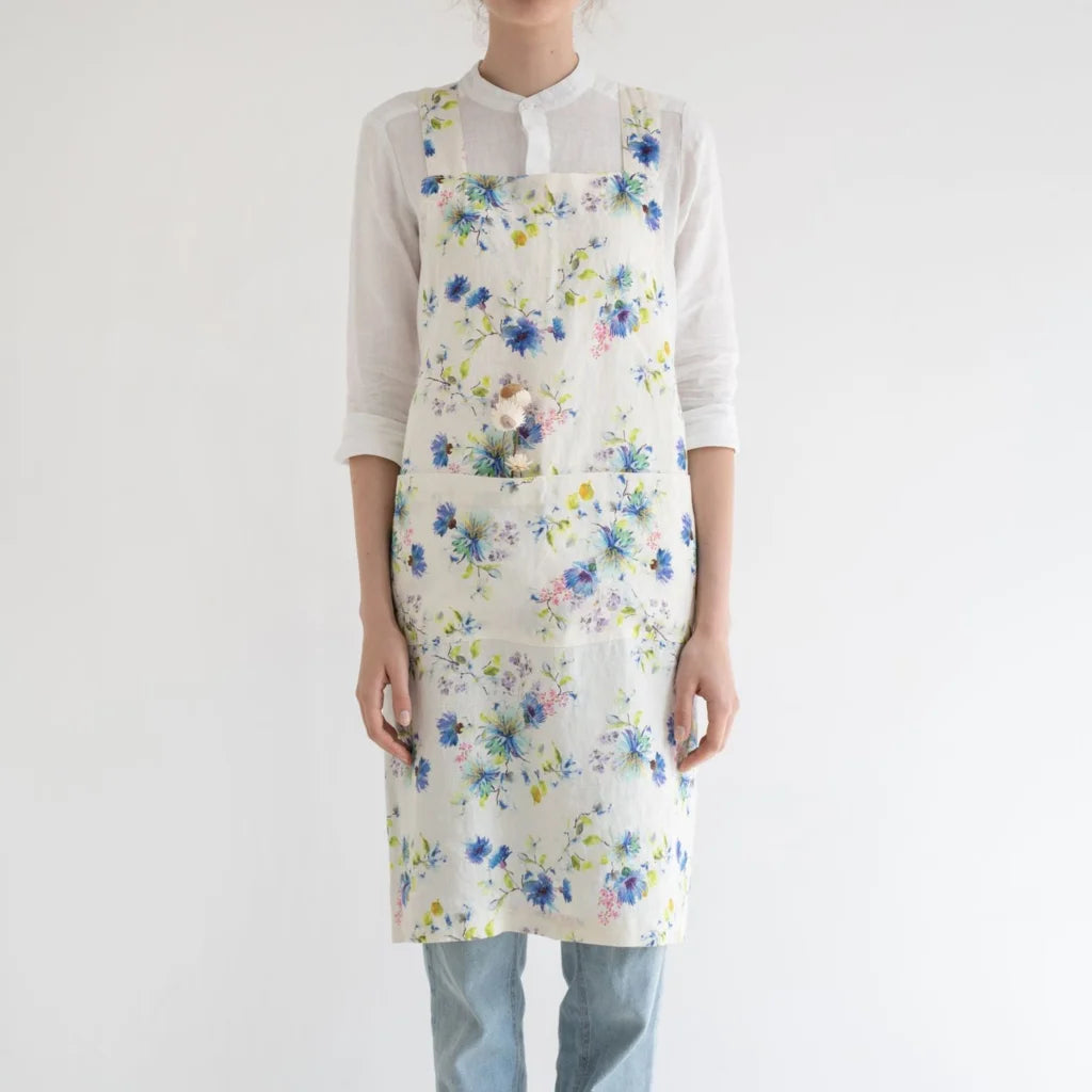 Leinen Crossback-Schürze Blumen in Weiß+Blau Muster Blumen von Linen Tales Größe 94 cm breit+ 83 cm lang