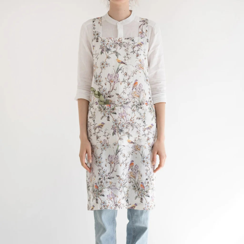 Leinen Crossback-Schürze Vögel in Weiß+Flieder+Grün Weiß+Lila+Grün Muster Vögel von Linen Tales Größe 94 cm breit+ 83 cm lang