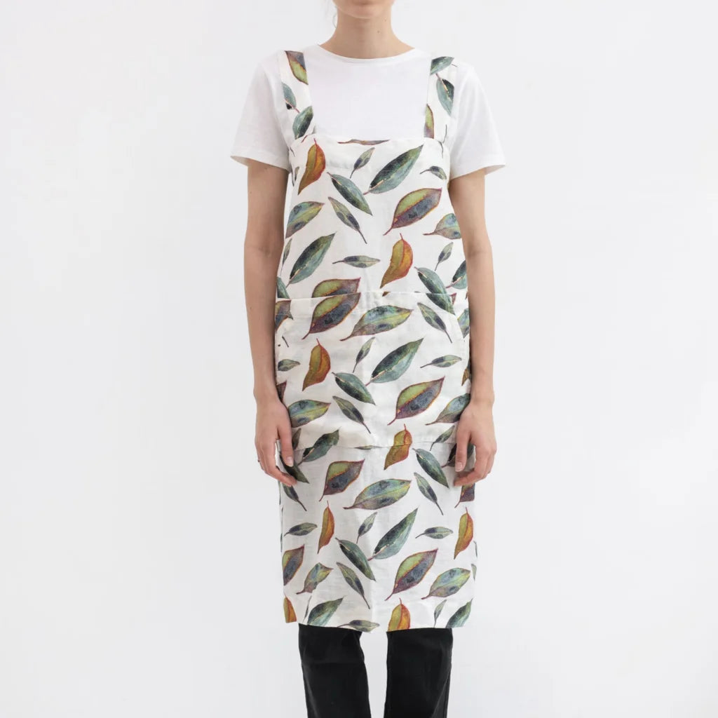 Leinen Pinafore-Schürze Blätter in Weiß+Grün+Orange Muster Blätter von Linen Tales Größe 114 cm breit+ 83 cm lang