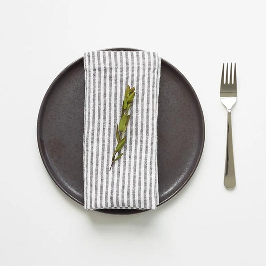 Leinen Stoffserviette Streifen 2er-Pack in Weiß+Anthrazit Weiß+Grau Muster Streifen von Linen Tales Größe 45x45 cm