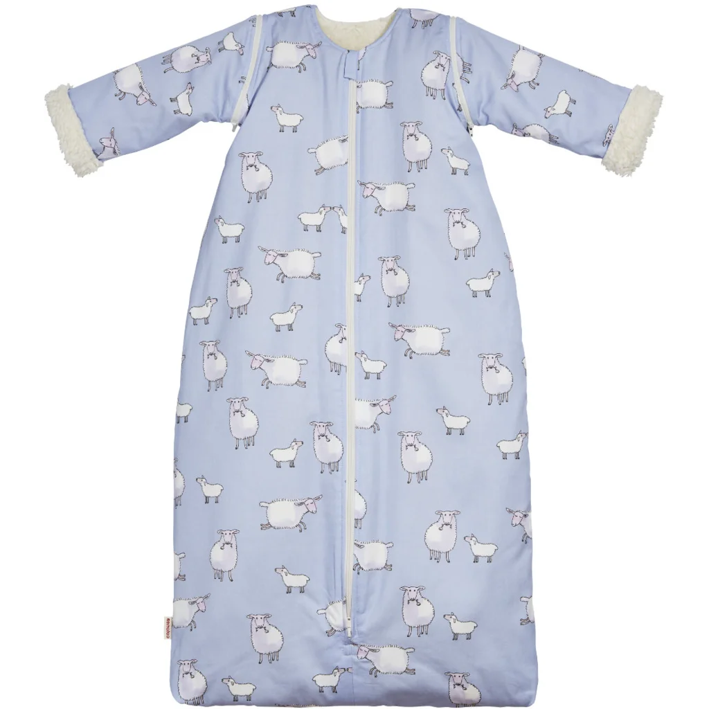 Bio Satin Baby-Schlafsack Schäfchen mit Teddyplüschfutter und abnehmbaren Ärmeln in Muster Schäfchen von Cotonea Größe 130 (ca. 140 cm)