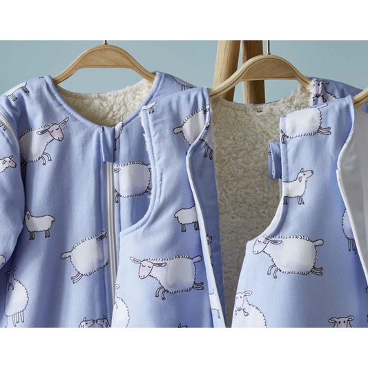 Bio Satin Baby-Schlafsack Schäfchen mit Teddyplüschfutter und abnehmbaren Ärmeln in Muster Schäfchen von Cotonea Größe 70 (ca. 76 cm)