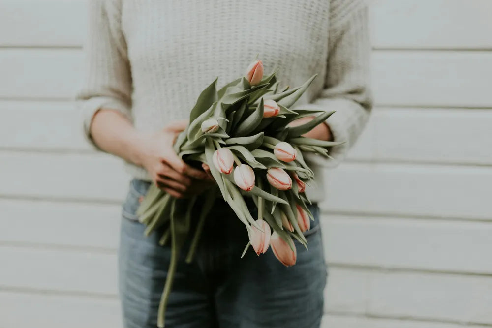 Frau mit Tulpen in der Hand