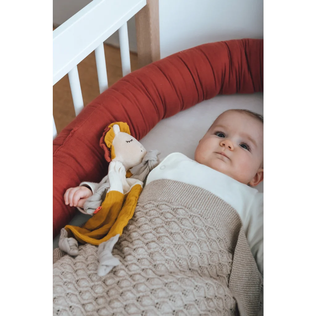 Bio Ajour Baby-Decke in Sand Beige von kikadu Größe 90x110 cm