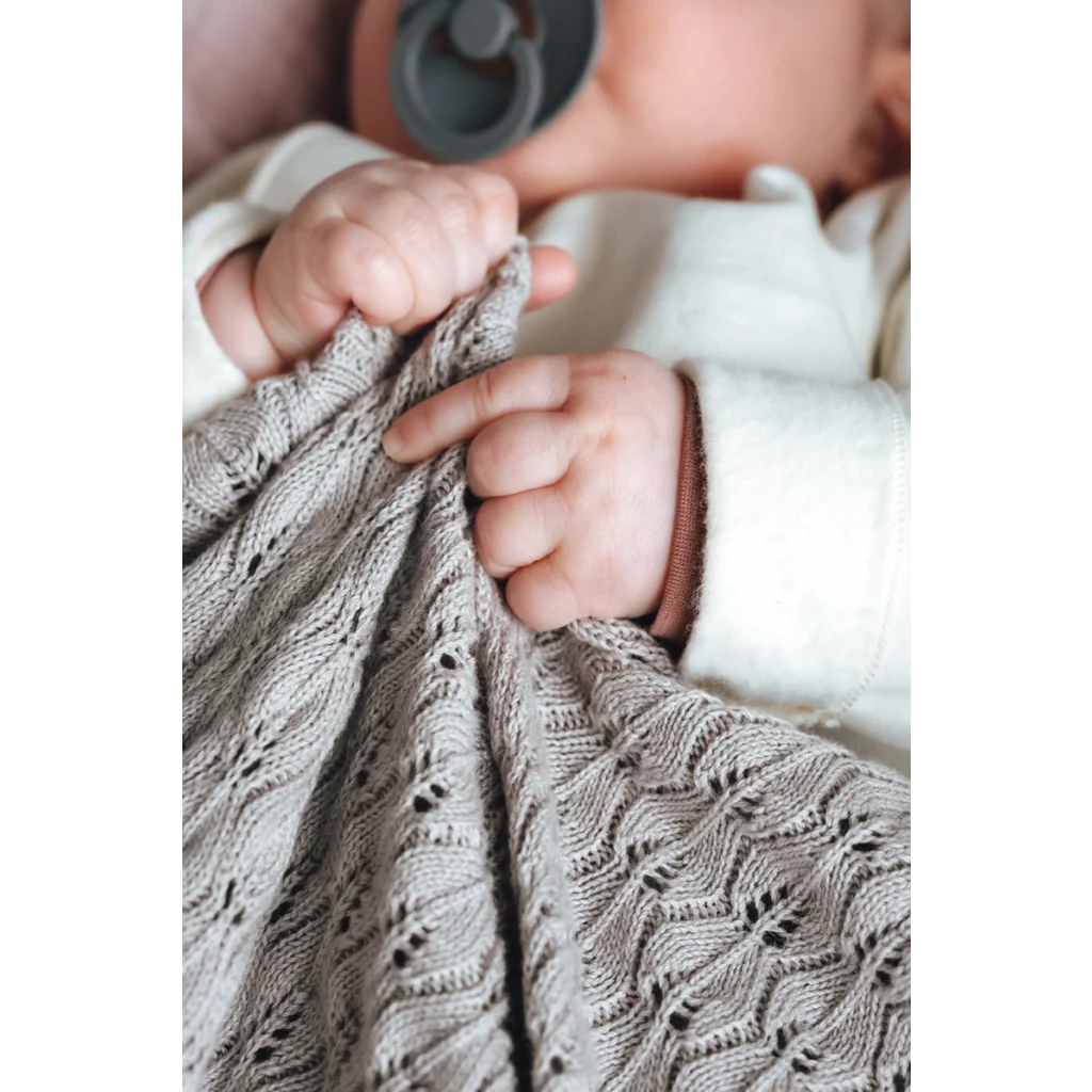 Bio Ajour Baby-Decke in Sand Beige von kikadu Größe 90x110 cm