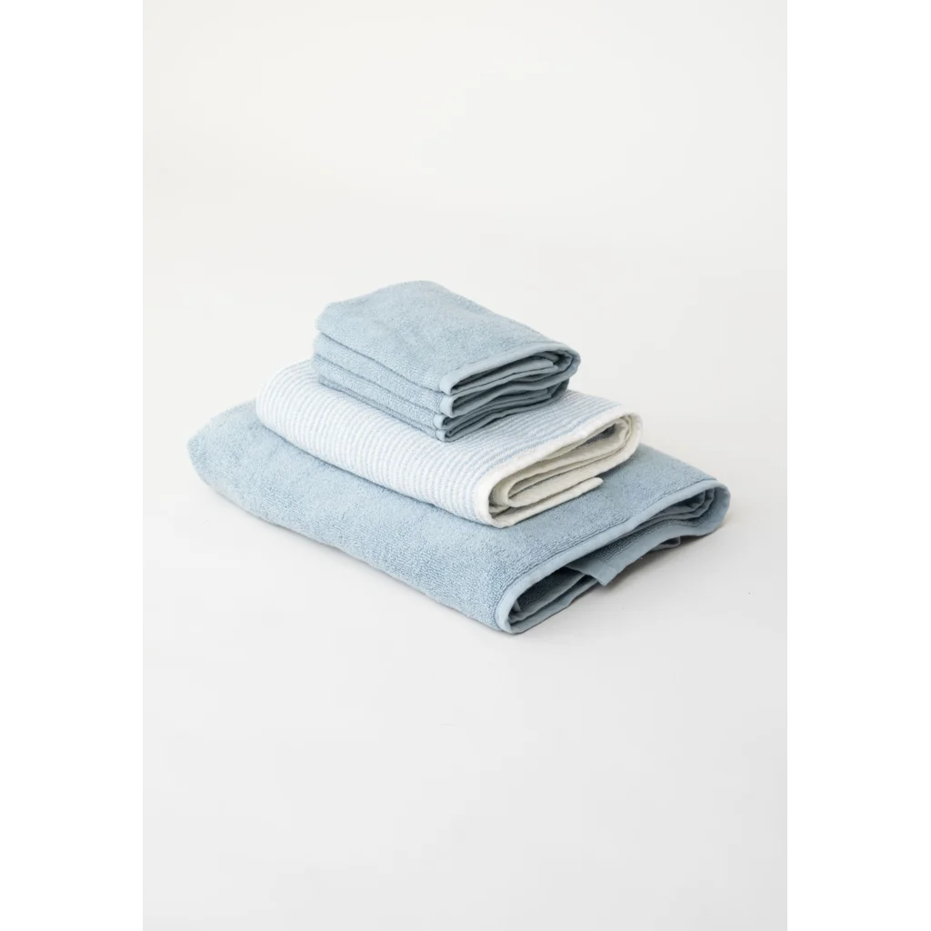 Bio Frottier Duschtuch in Himmelblau Blau von MELA home Größe 70x140 cm
