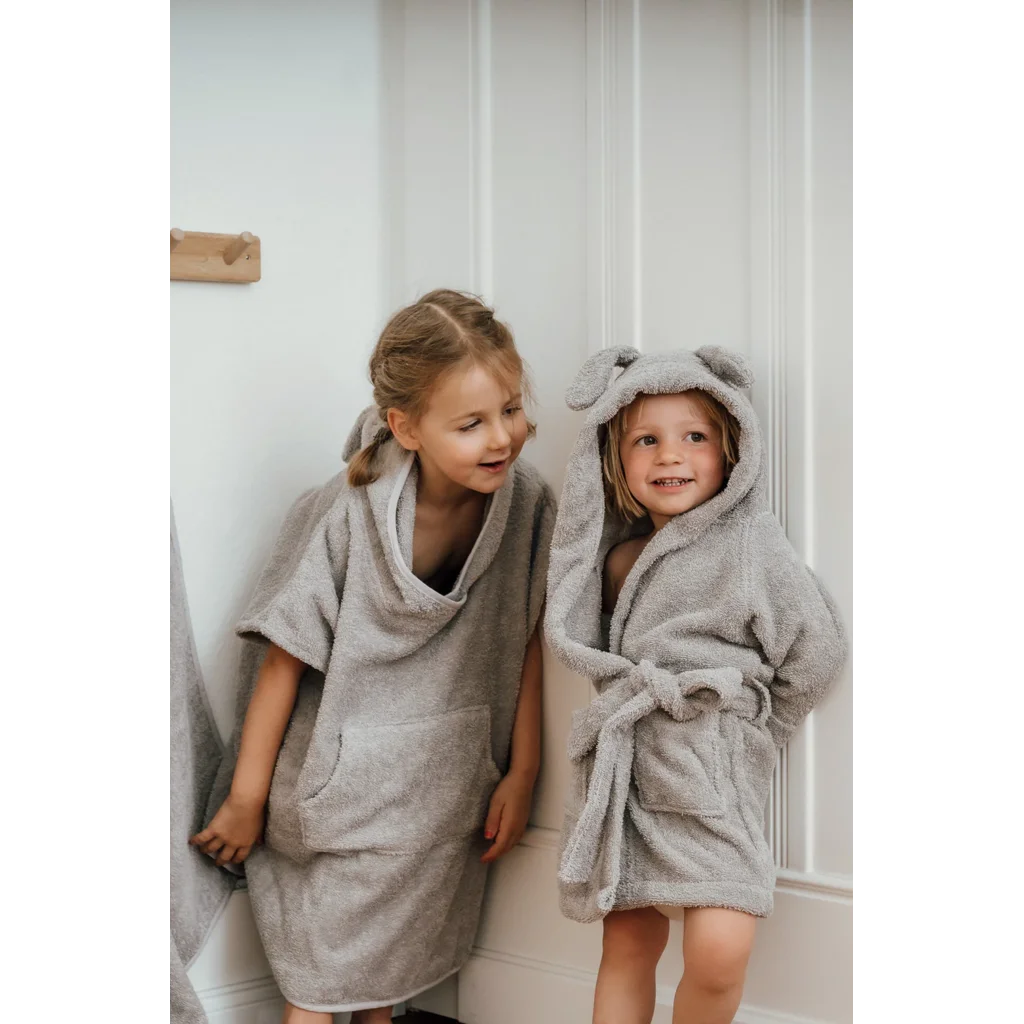 Bio Frottier Kinder-Badeponcho Hase in Silbergrau Grau Muster Hase von kikadu Größe 65x62 cm