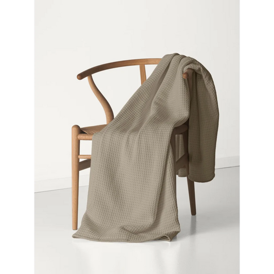 Decke in Feinstrick-Optik in Cappuccino Braun von Cradle Studio Größe 150x210 cm