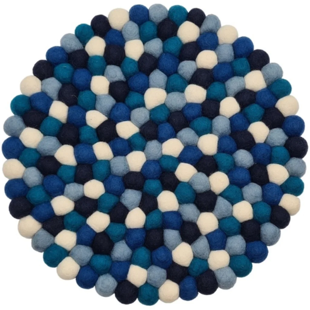 Filz Sitzkissen rund mit großen Kugeln in Creme+Hellblau+Dunkelblau+Petrol Creme+Blau+Blau+Blau Muster Bunt von Frida Feeling Größe Ø 35 cm