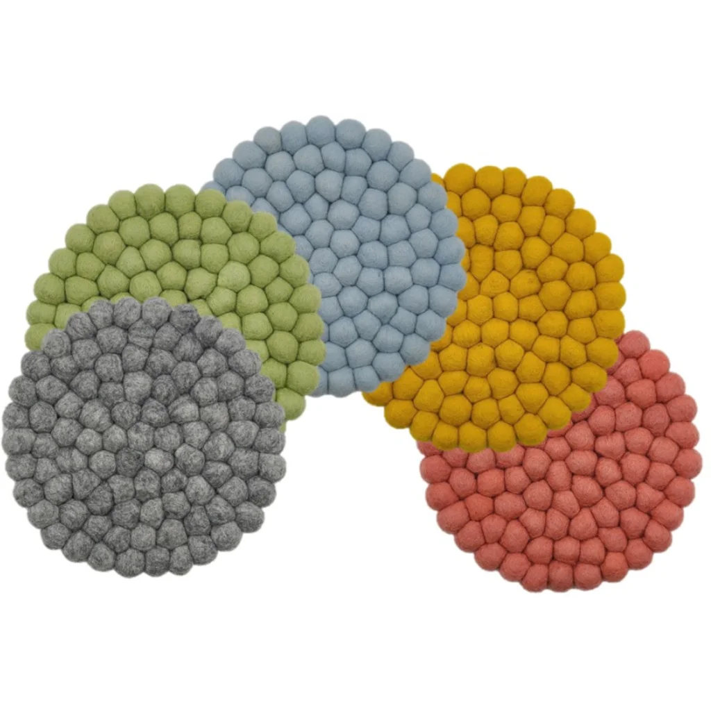 Filz Untersetzer rund mit großen Kugeln in Pistazie Grün von Frida Feeling Größe Ø 21 cm