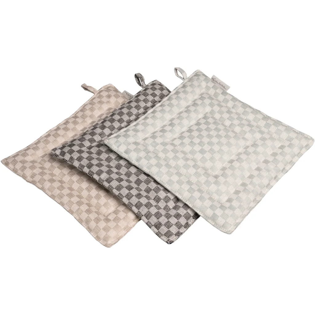 Halbleinen Topflappen Schachbrett 2er-Set in Anthrazit Grau Muster Schachbrett von Erika Vaitkute Größe 23x23 cm