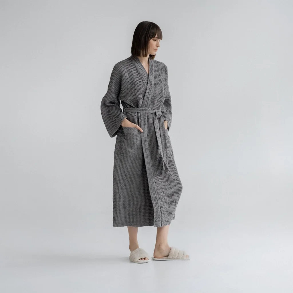 Halbleinen Waffelpiqué Bademantel in Anthrazit Grau von Linen Tales Größe L+XL