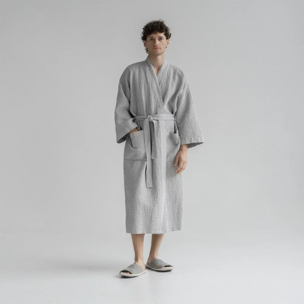 Halbleinen Waffelpiqué Bademantel in Hellgrau Grau von Linen Tales Größe L+XL