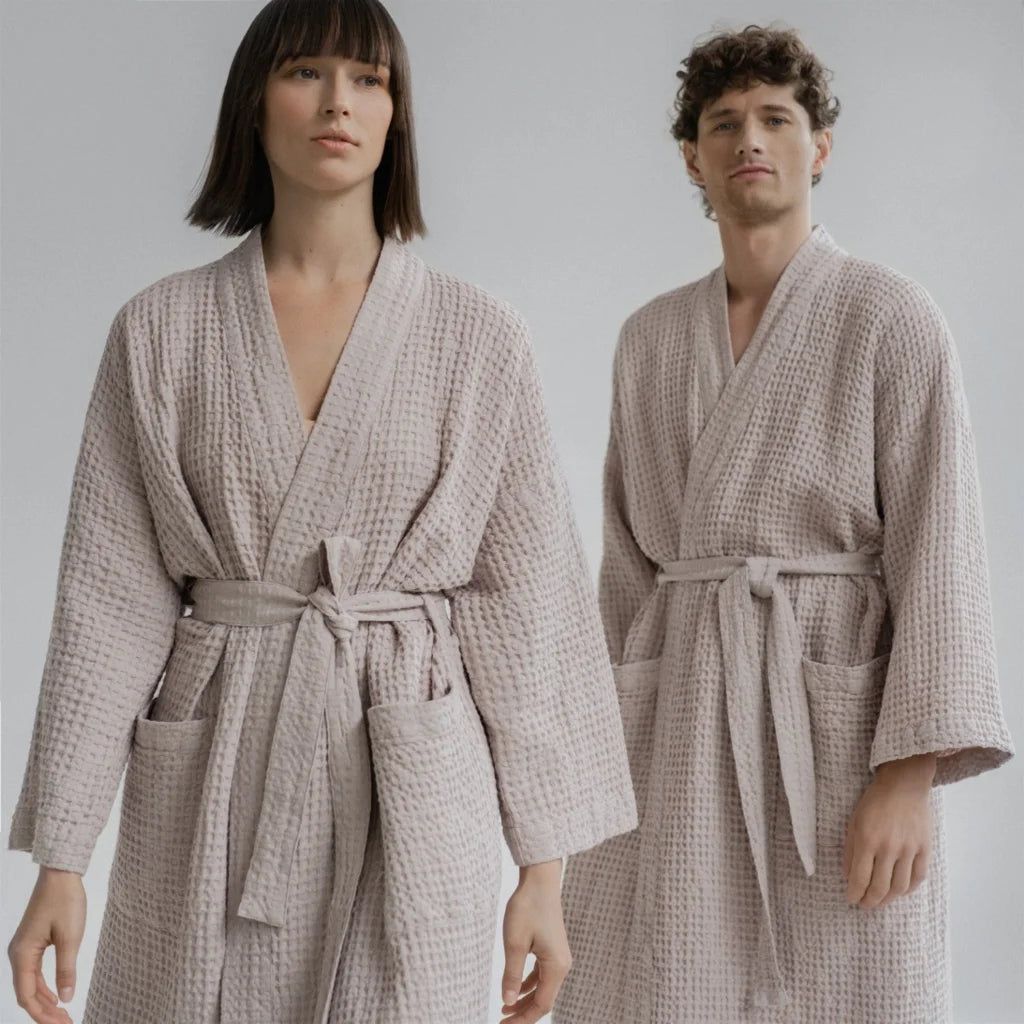 Halbleinen Waffelpiqué Bademantel in Puder Rosa von Linen Tales Größe XXL