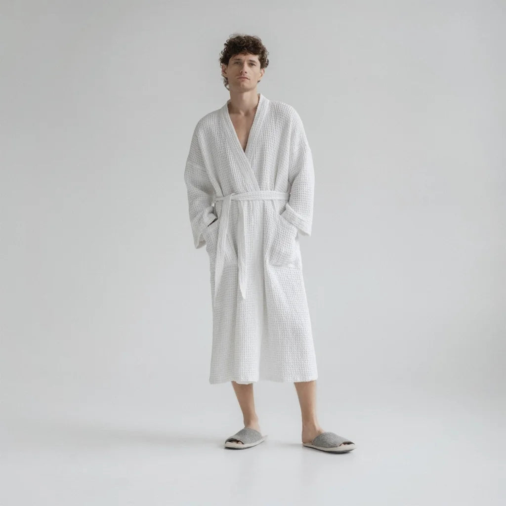 Halbleinen Waffelpiqué Bademantel in Weiß von Linen Tales Größe S+M