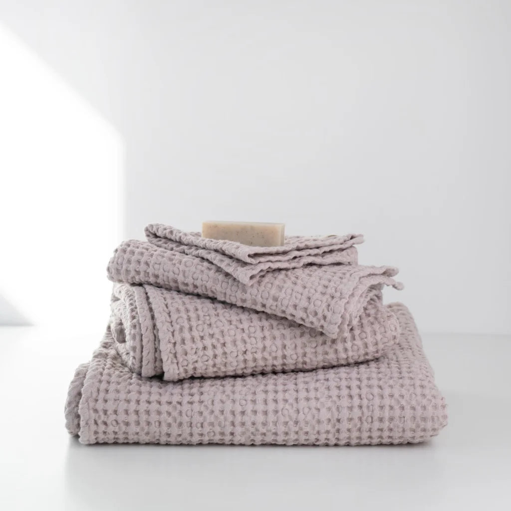Halbleinen Waffelpiqué Badetuch in Puder Rosa von Linen Tales Größe 100x140 cm