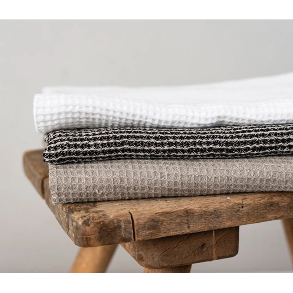 Halbleinen Waffelpiqué Handtuch 2er-Pack in Schwarz+Beige von Erika Vaitkute Größe 50x70 cm