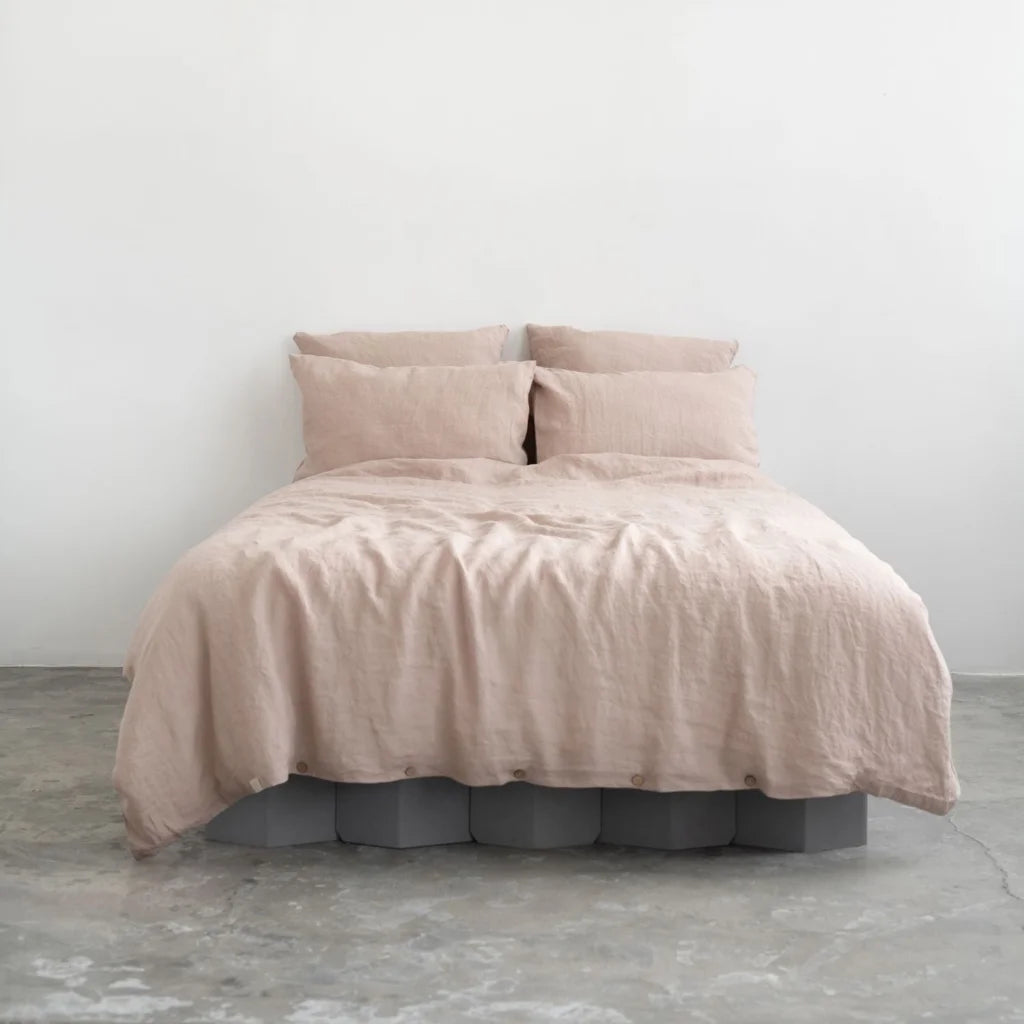Leinen Bettwäsche Garnitur in Hellrosa Rosa von Linen Tales Größe 135x200 + 80x80 cm