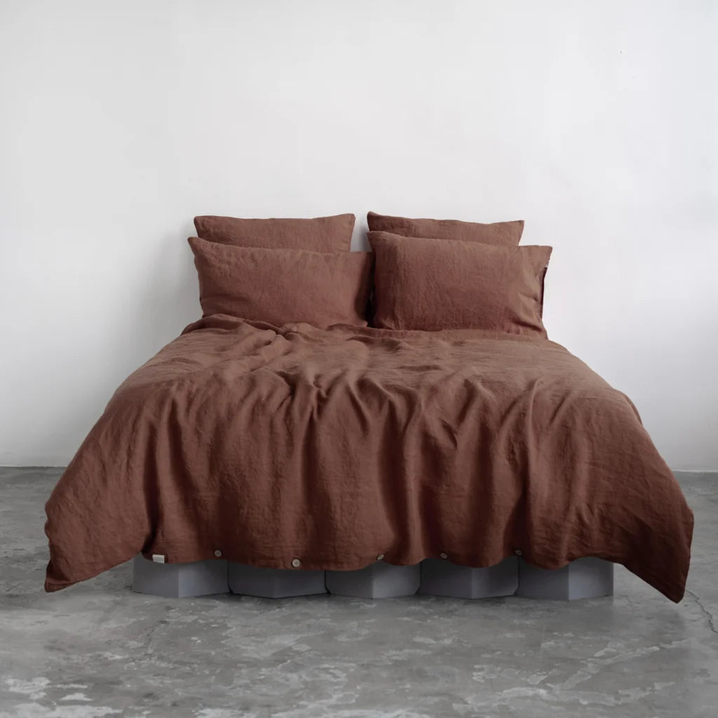 Leinen Bettwäsche Garnitur in Schokolade Braun von Linen Tales Größe 155x220 + 80x80 cm