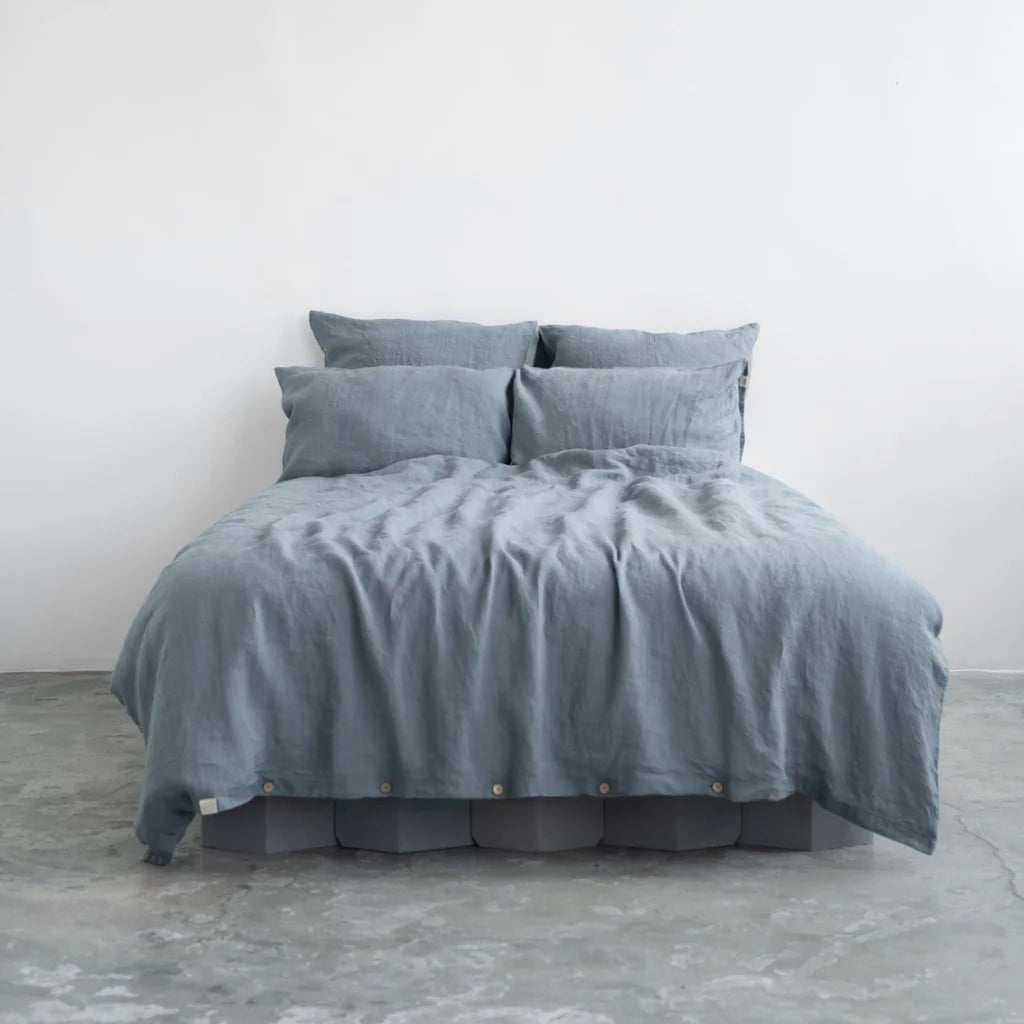 Leinen Bettwäsche Garnitur in Taubenblau Blau von Linen Tales Größe 135x200 + 80x80 cm