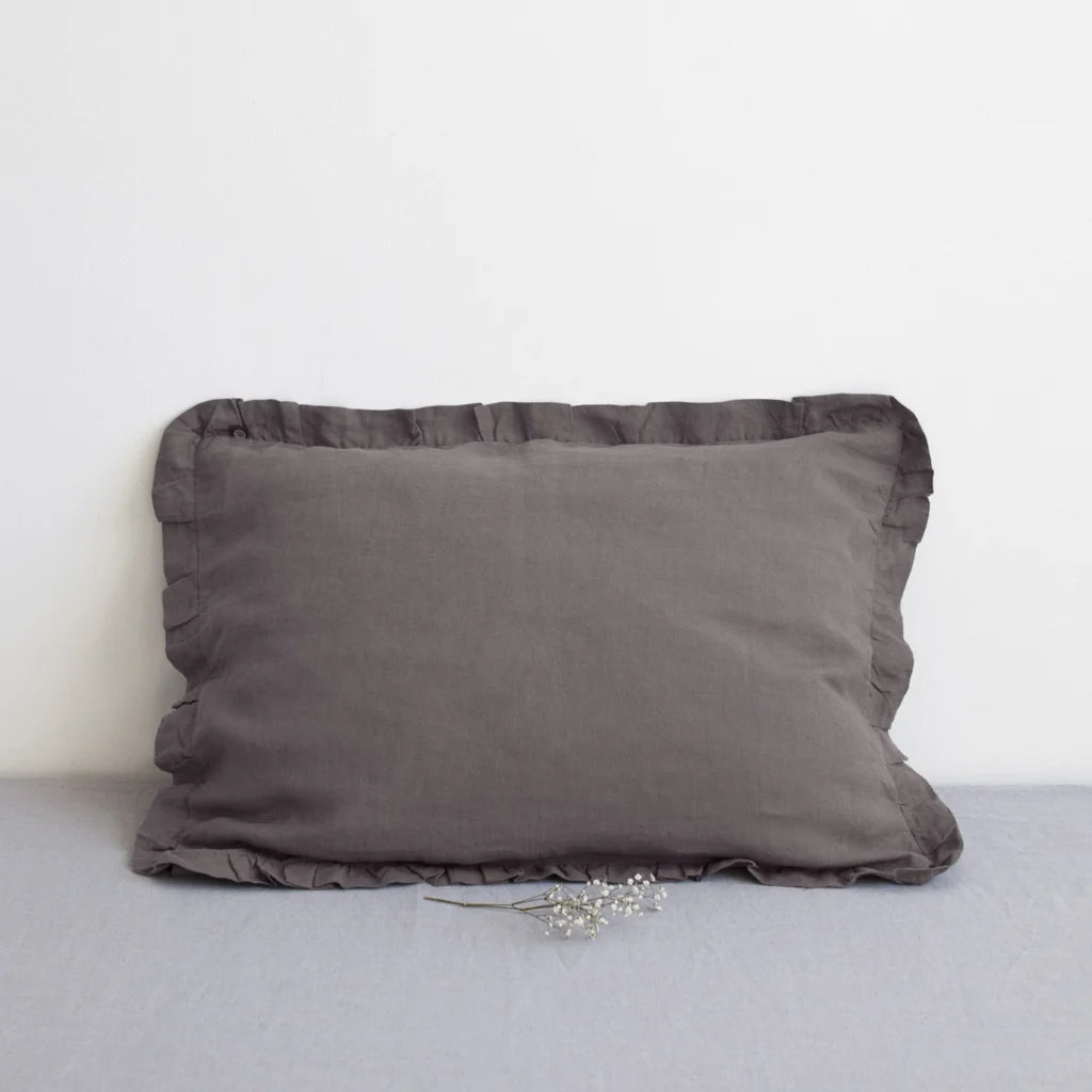 Leinen Bettwäsche Kissenbezug mit Rüschen in Anthrazit Grau von Linen Tales Größe 50x70 cm