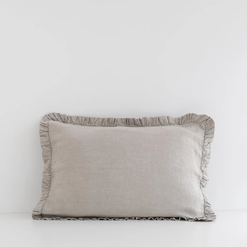 Leinen Bettwäsche Kissenbezug mit Rüschen in Beige von Linen Tales Größe 40x60 cm