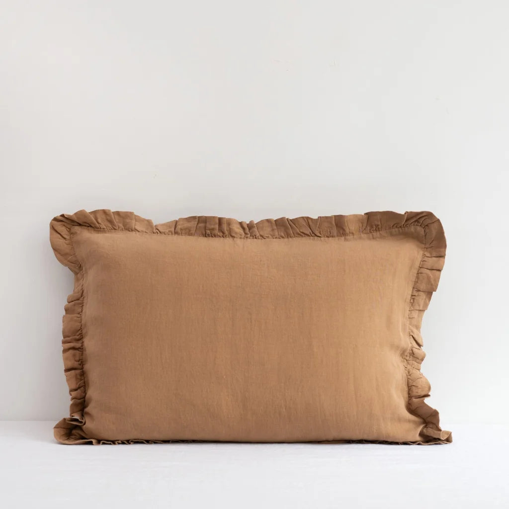 Leinen Bettwäsche Kissenbezug mit Rüschen in Kamel Braun von Linen Tales Größe 40x60 cm