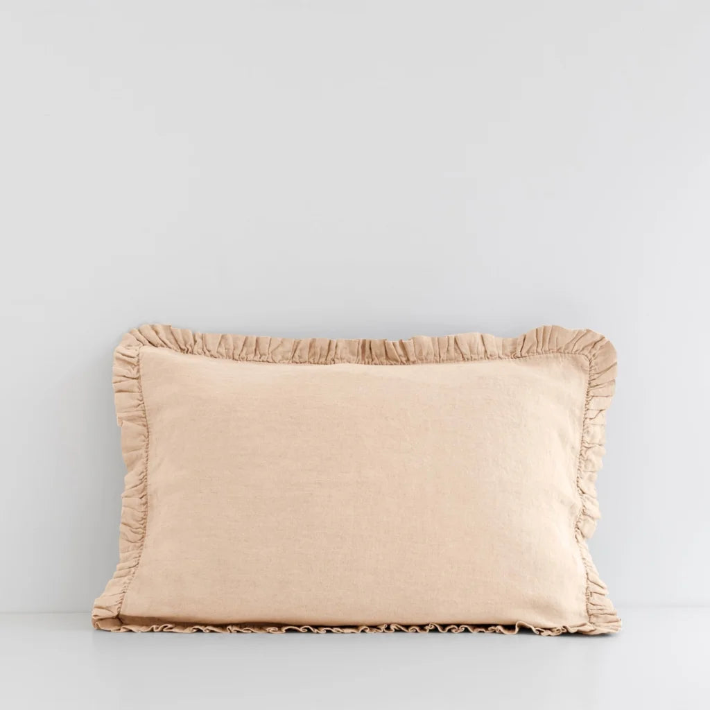 Leinen Bettwäsche Kissenbezug mit Rüschen in Sand von Linen Tales Größe 65x65 cm