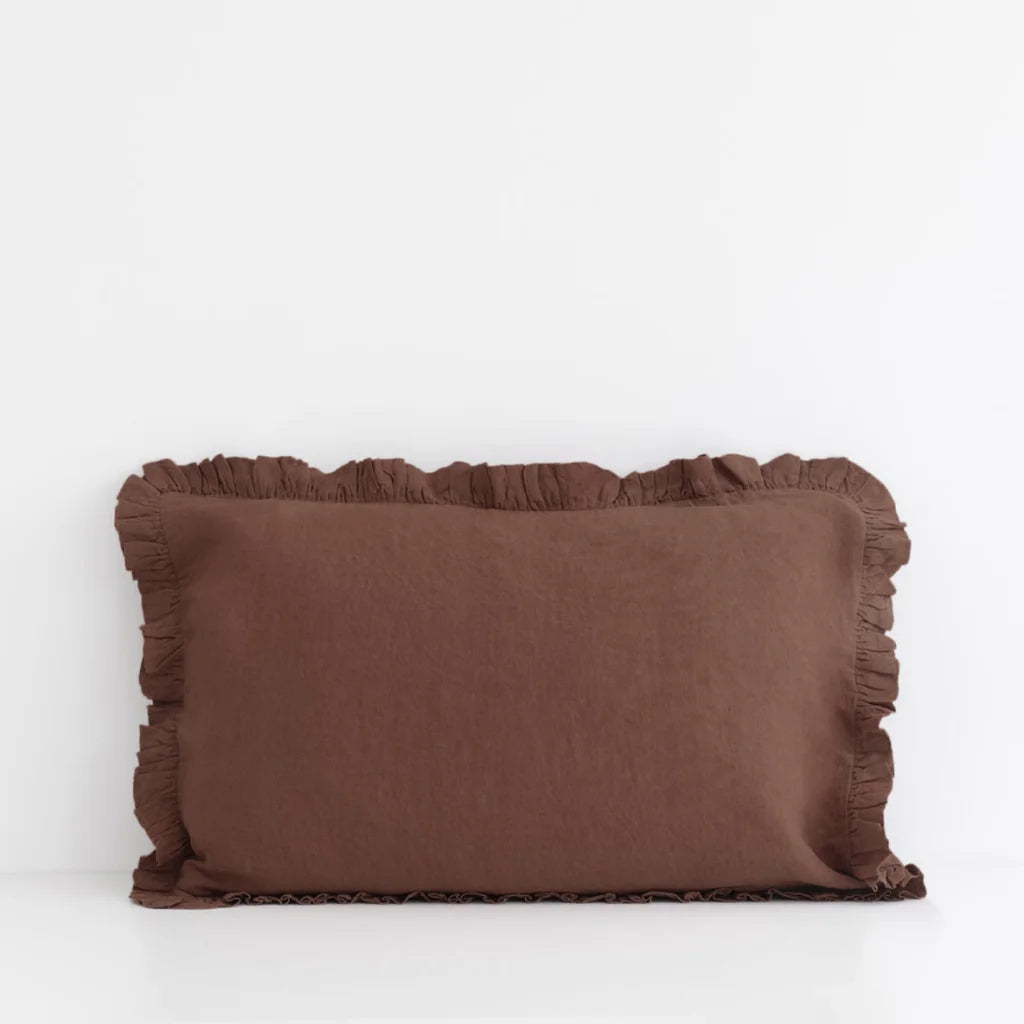 Leinen Bettwäsche Kissenbezug mit Rüschen in Schokolade Braun von Linen Tales Größe 40x40 cm