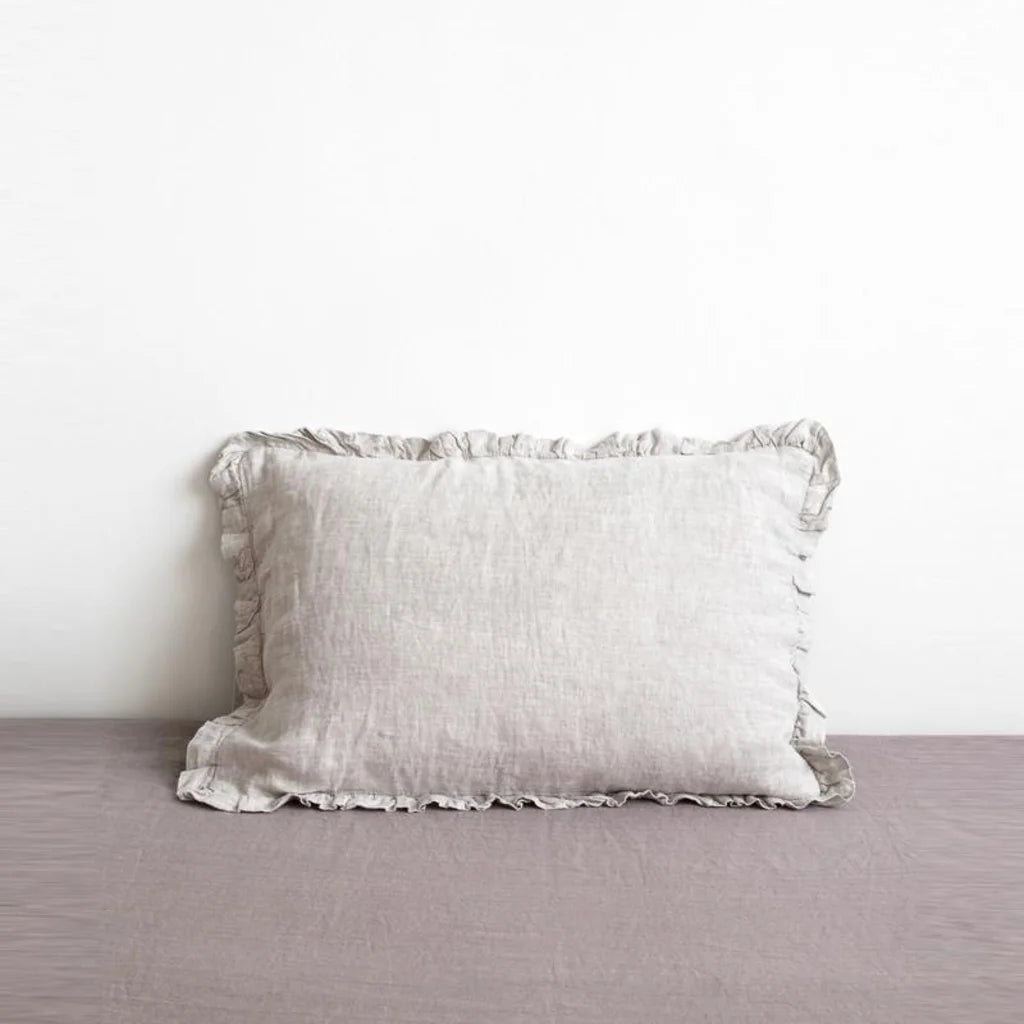Leinen Bettwäsche Kissenbezug mit Rüschen in Stein Grau von Linen Tales Größe 40x60 cm