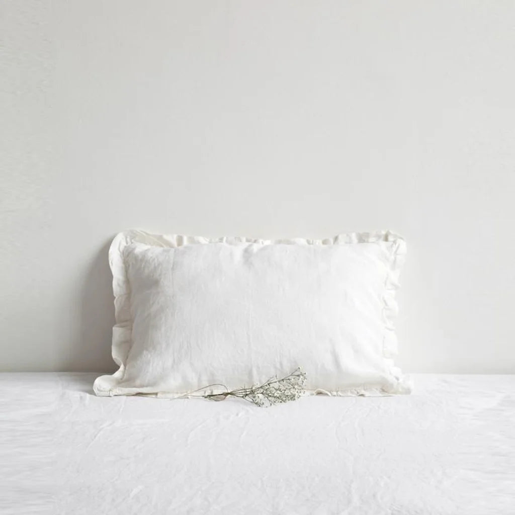 Leinen Bettwäsche Kissenbezug mit Rüschen in Weiß von Linen Tales Größe 80x80 cm