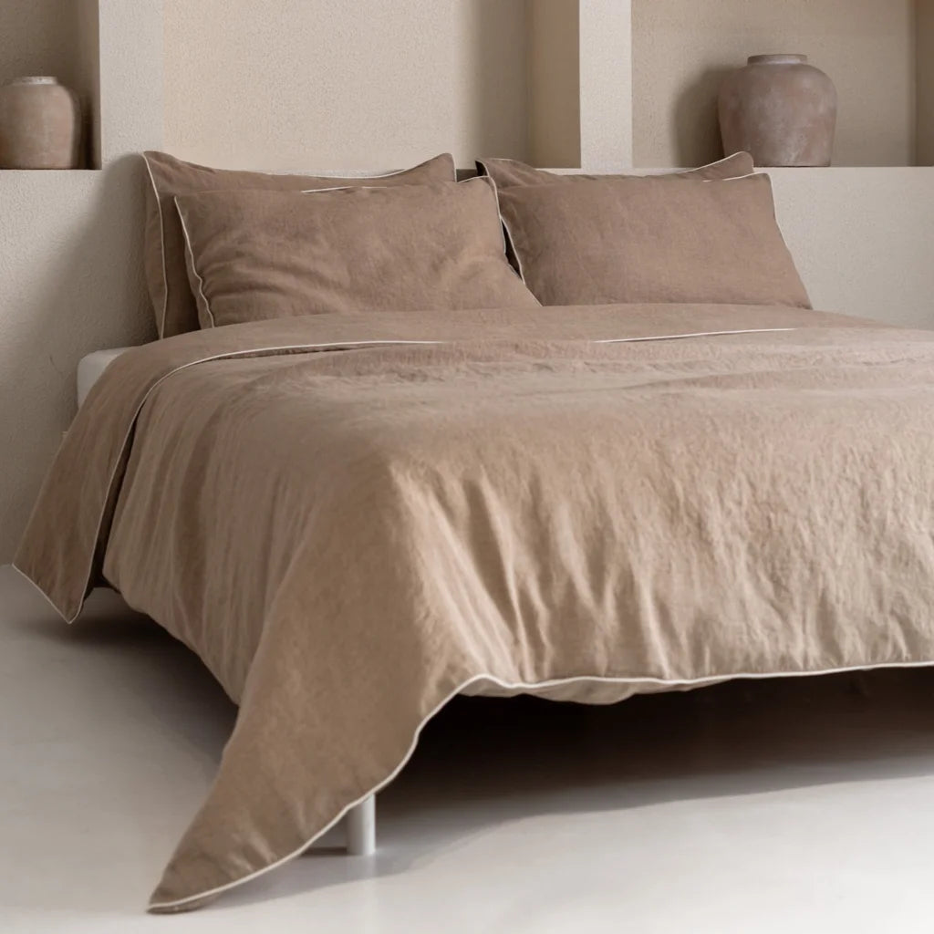 Leinen Bettwäsche mit Paspel Garnitur in Beige+Weiß von Linen Tales Größe 155x220 + 80x80 cm