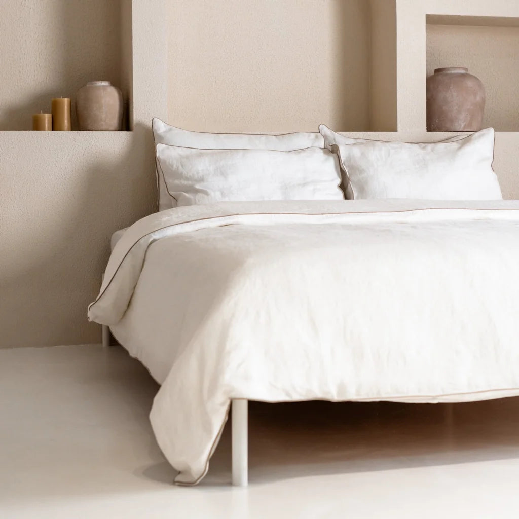 Leinen Bettwäsche mit Paspel Garnitur in Weiß+Beige von Linen Tales Größe 155x220 + 80x80 cm