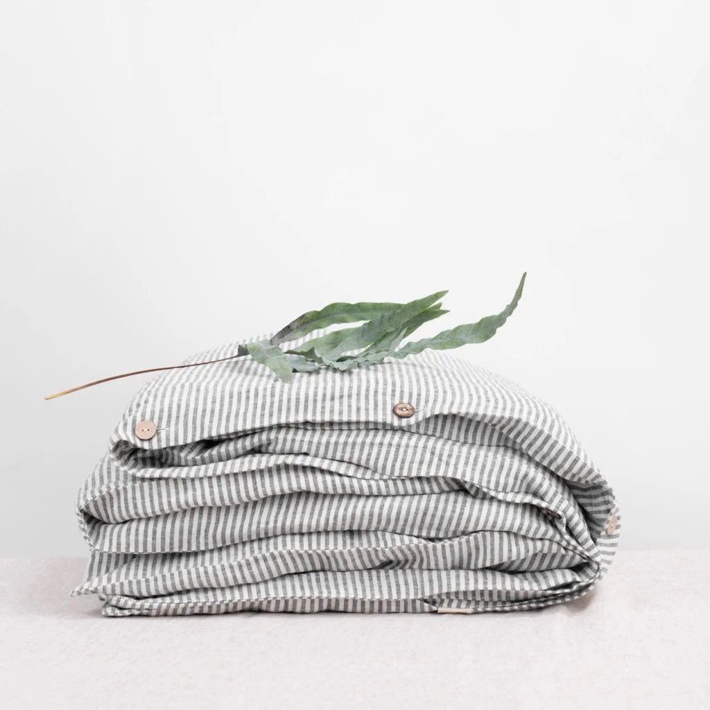 Leinen Bettwäsche Streifen Bettbezug in Weiß+Anthrazit Weiß+Grau Muster Streifen von Linen Tales Größe 200x200 cm