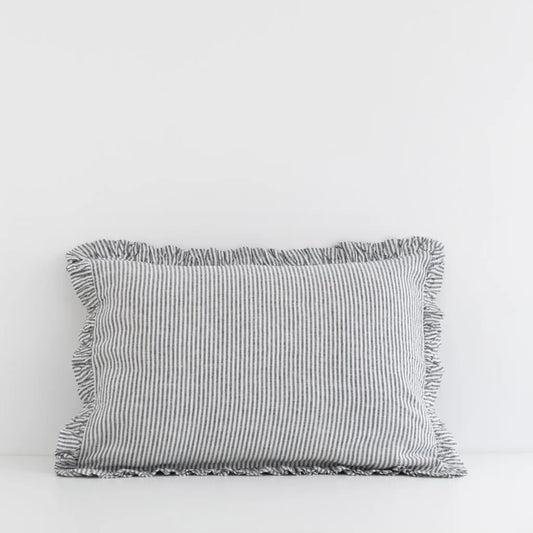 Leinen Bettwäsche Streifen Kissenbezug mit Rüschen in Weiß+Anthrazit Weiß+Grau Muster Streifen von Linen Tales Größe 40x40 cm