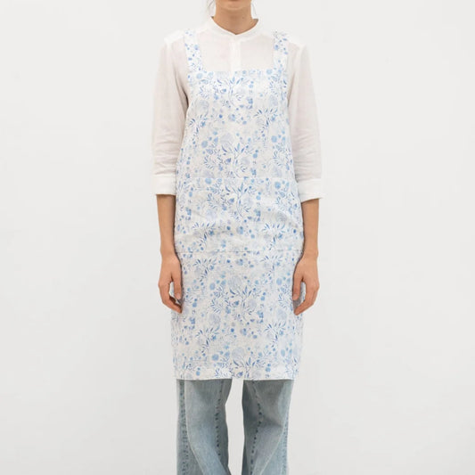 Leinen Crossback-Schürze Blumen in Weiß+Blau Muster Blumen von Linen Tales Größe 94 cm breit+ 83 cm lang