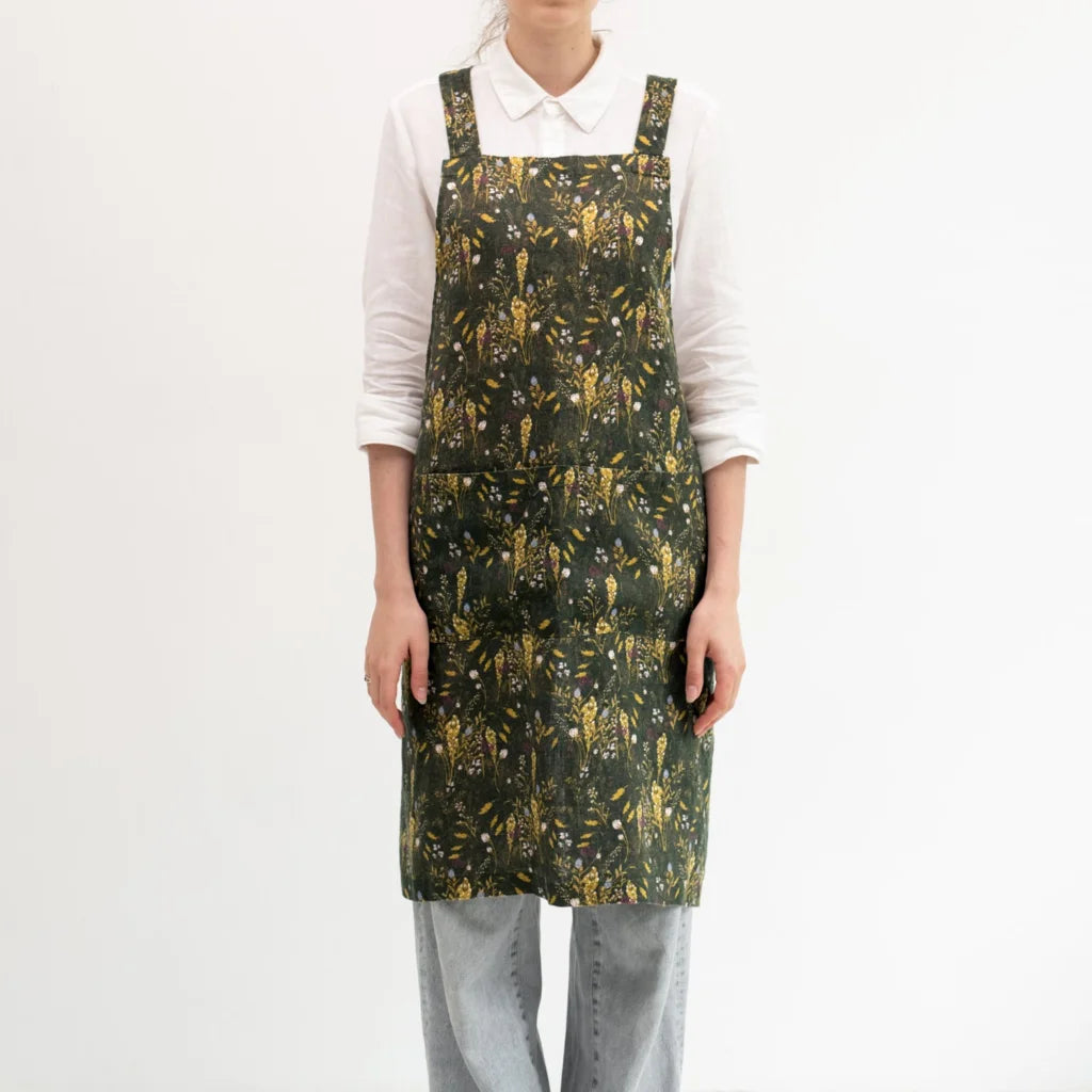 Leinen Crossback-Schürze Gräser in Dunkelgrün+Gelb Grün+Gelb Muster Gräser von Linen Tales Größe 94 cm breit+ 83 cm lang