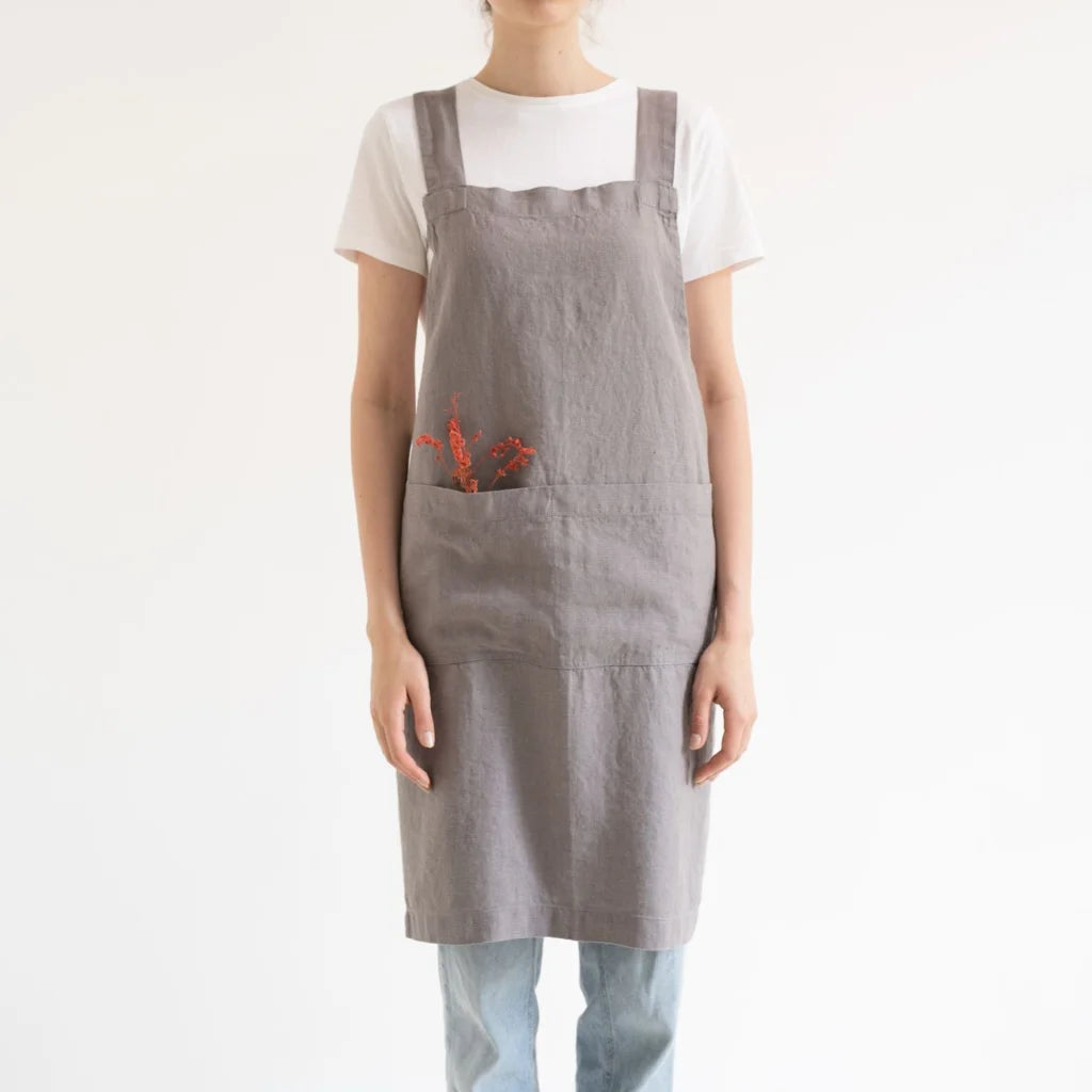 Leinen Crossback-Schürze in Grau von Linen Tales Größe 94 cm breit+ 83 cm lang