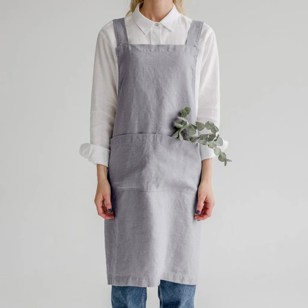 Leinen Crossback-Schürze in Hellgrau Grau von Linen Tales Größe 94 cm breit+ 83 cm lang