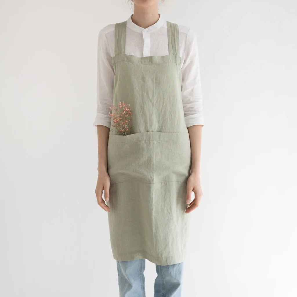 Leinen Crossback-Schürze in Hellgrün Grün von Linen Tales Größe 94 cm breit+ 83 cm lang