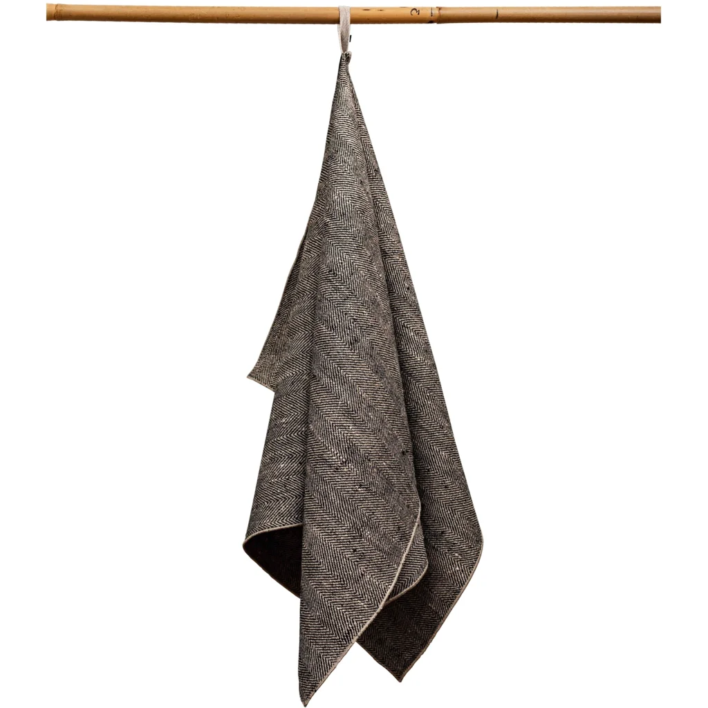 Leinen Handtuch mit Fischgrät-Muster 2er-Pack in Schwarz+Beige Muster Fischgrät von Erika Vaitkute Größe 46x70 cm