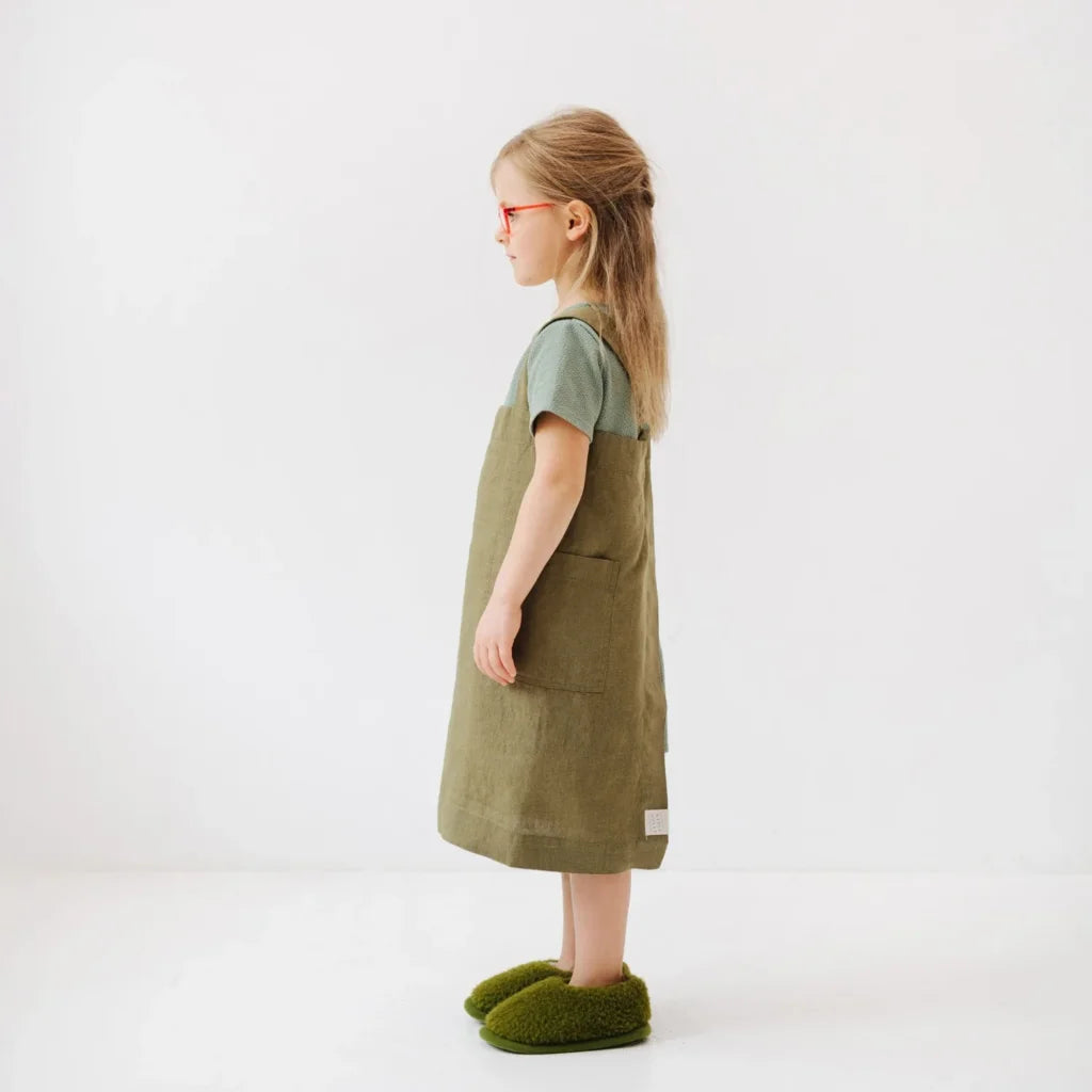 Leinen Kinder Pinafore-Schürze in Olive Grün von Linen Tales Größe 64 cm breit+ 39 cm lang