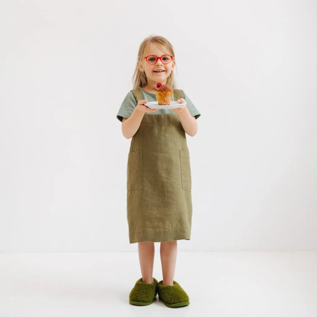 Leinen Kinder Pinafore-Schürze in Olive Grün von Linen Tales Größe 72 cm breit+ 50 cm lang