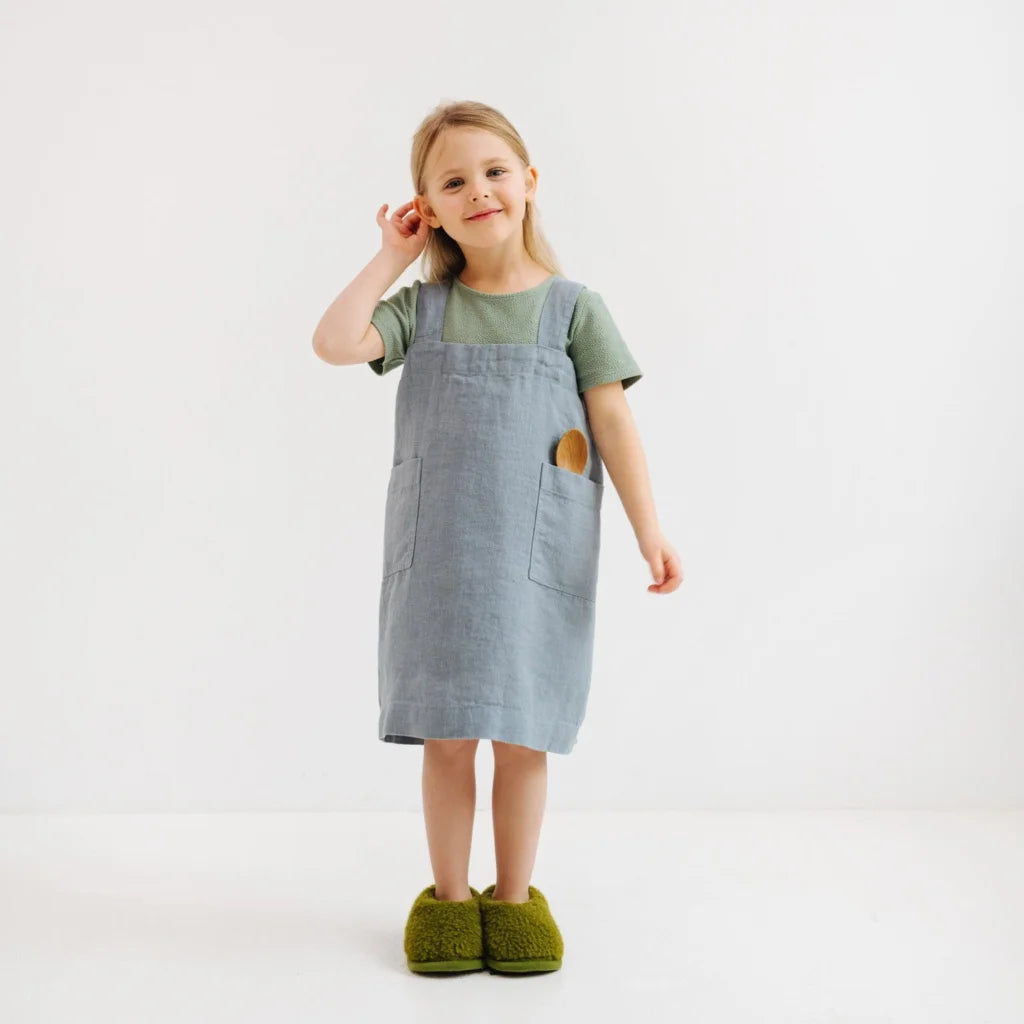 Leinen Kinder Pinafore-Schürze in Taubenblau Blau von Linen Tales Größe 64 cm breit+ 39 cm lang