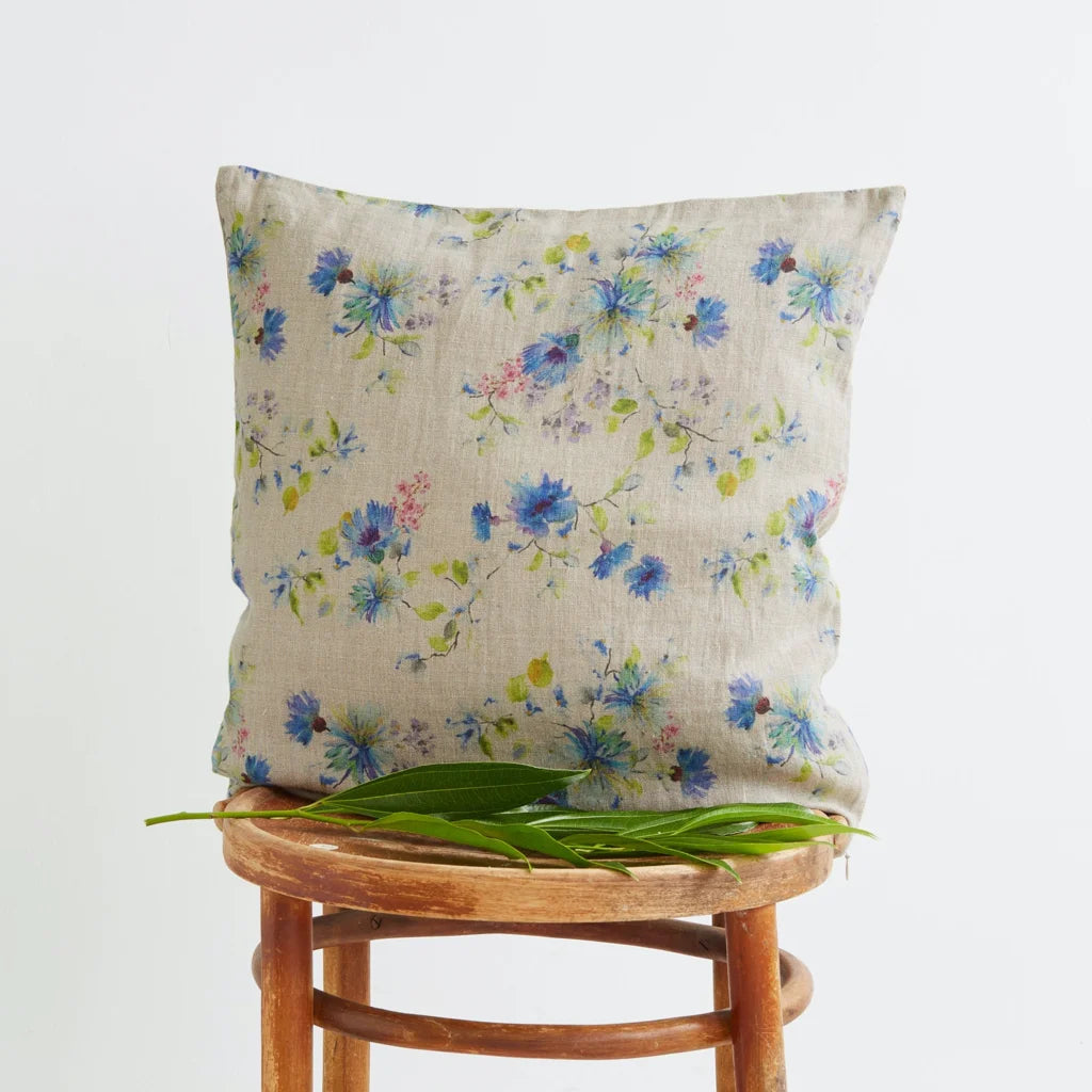 Leinen Kissenhülle Blumen in Creme+Blau Muster Blumen von Linen Tales Größe 50x50 cm