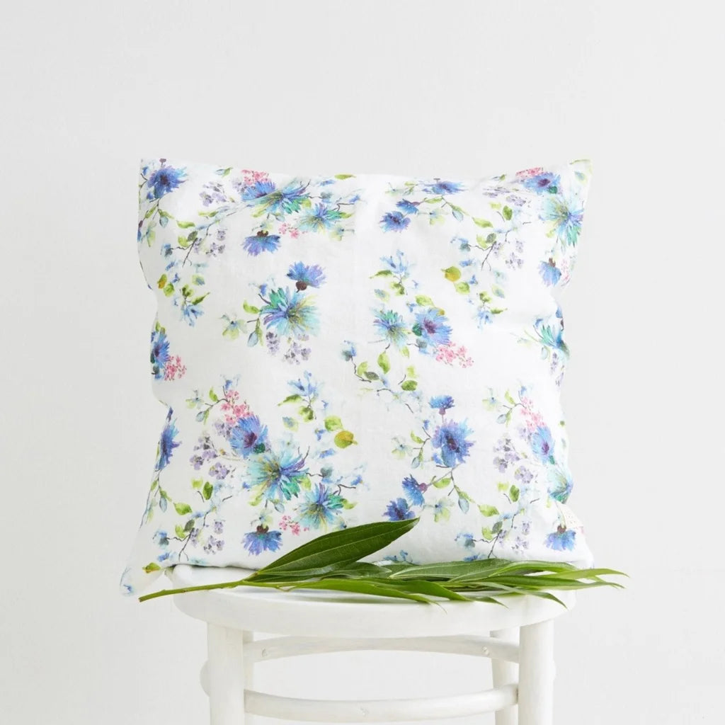 Leinen Kissenhülle Blumen in Weiß+Blau Muster Blumen von Linen Tales Größe 45x45 cm