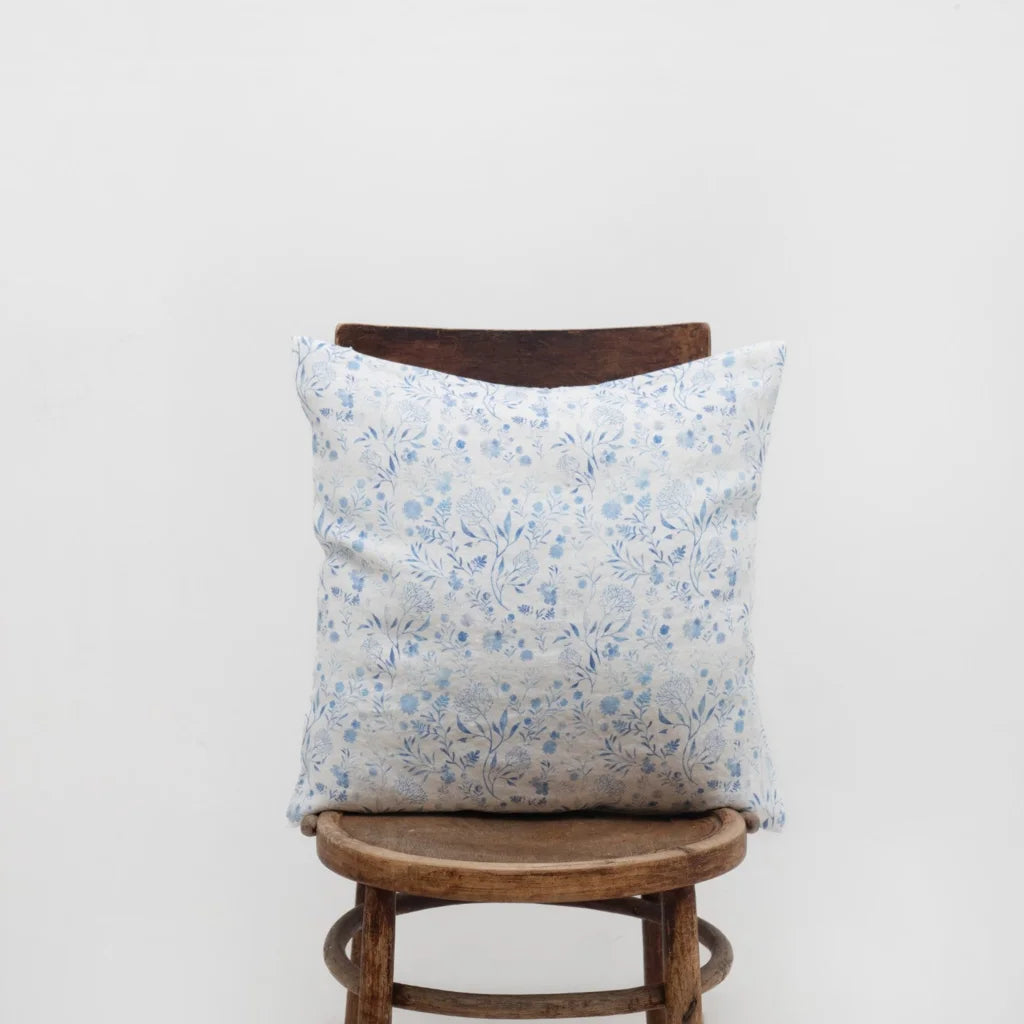 Leinen Kissenhülle Blumen in Weiß+Blau Muster Blumen von Linen Tales Größe 50x50 cm
