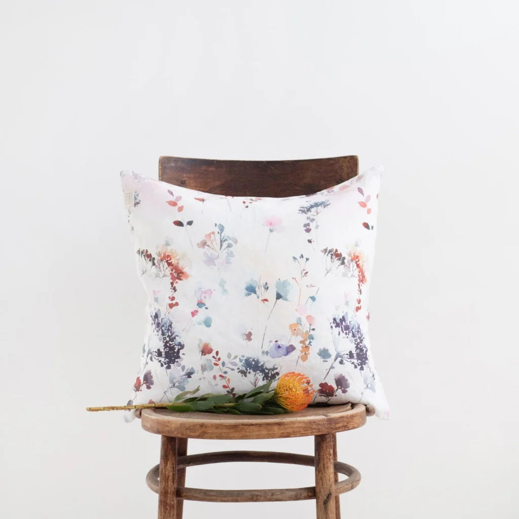 Leinen Kissenhülle Blumen in Weiß+Lila+Orange Muster Blumen von Linen Tales Größe 40x80 cm