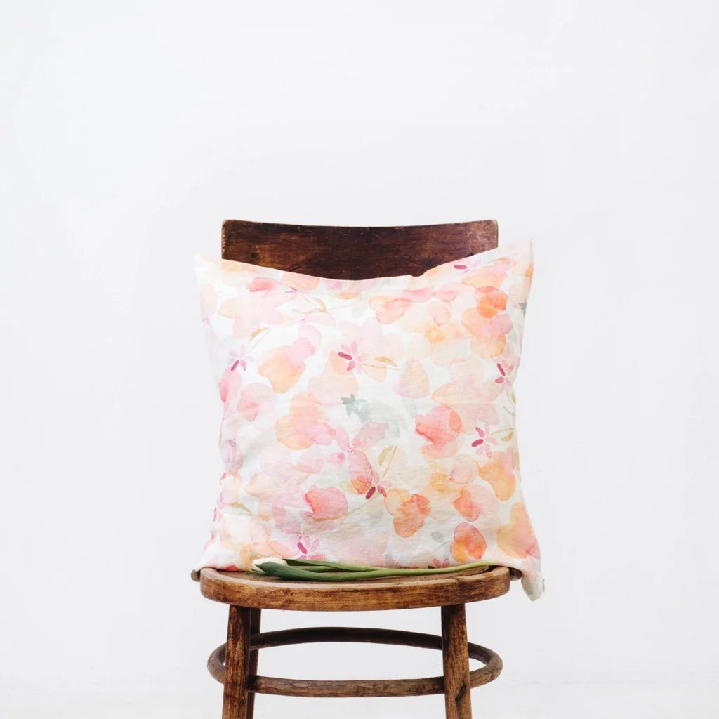 Leinen Kissenhülle Blumen in Weiß+Rosa+Orange Muster Blumen von Linen Tales Größe 50x50 cm