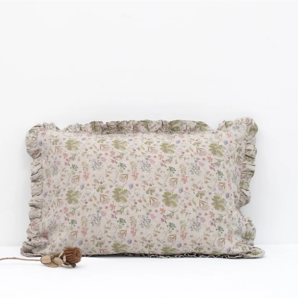 Leinen Kissenhülle Botanik mit Rüschen in Creme+Rosa+Grün+Braun Muster Botanik von Linen Tales Größe 50x60 cm